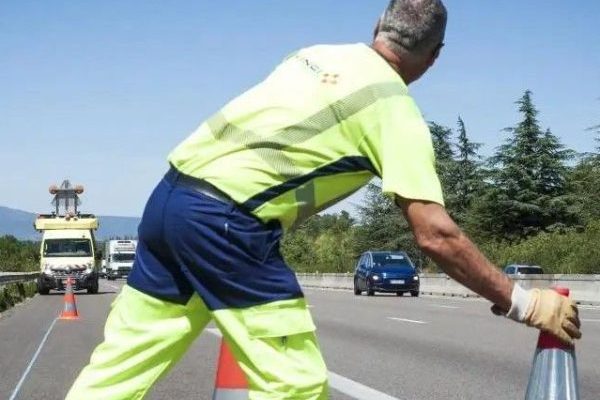 patrouilleur-securite-autoroute-triangle-protection